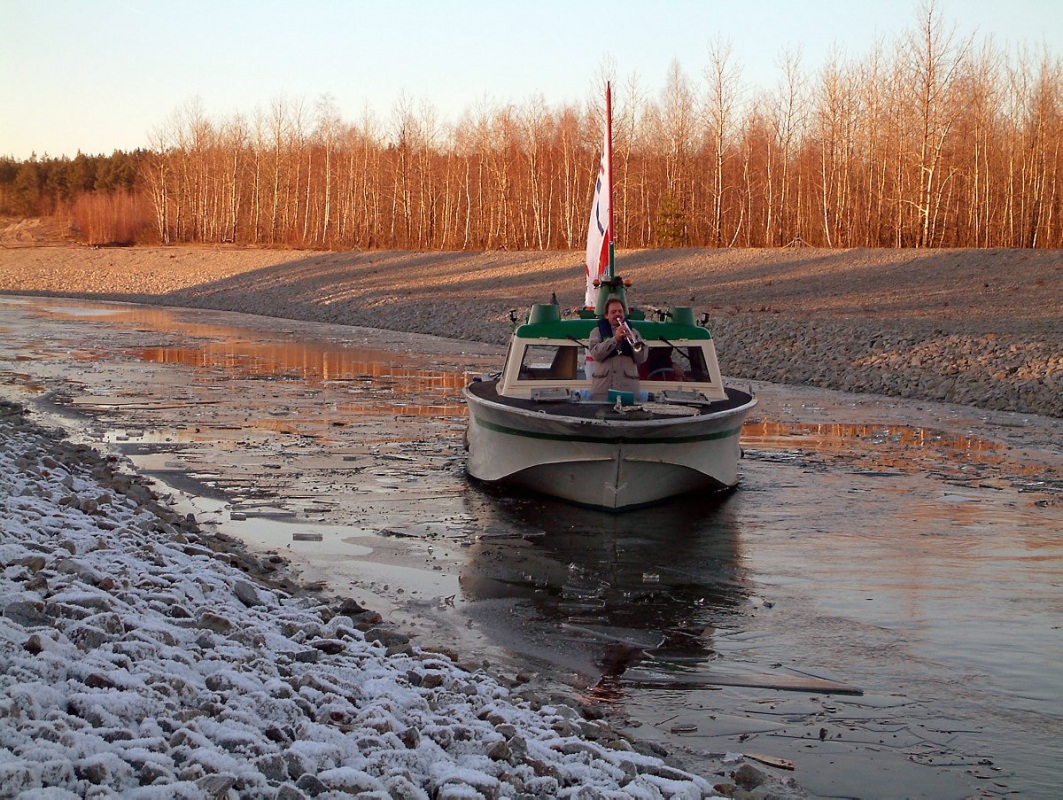 Dieses Boot fuhr am 9. Dezember 2003 in den Barbarakanal ein - zur Einweihung. Freigegeben wurde er bislang aber nicht. Foto: Schulz/Archiv