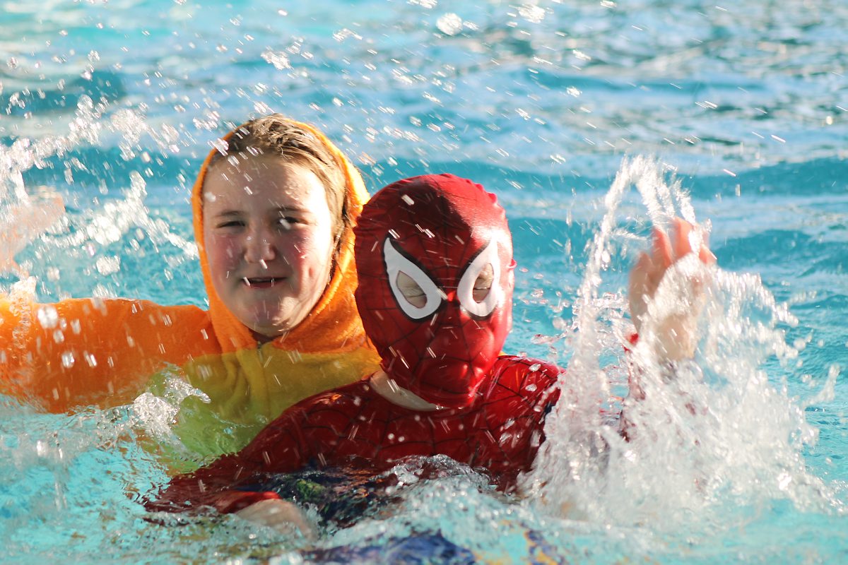 Planschender Spiderman