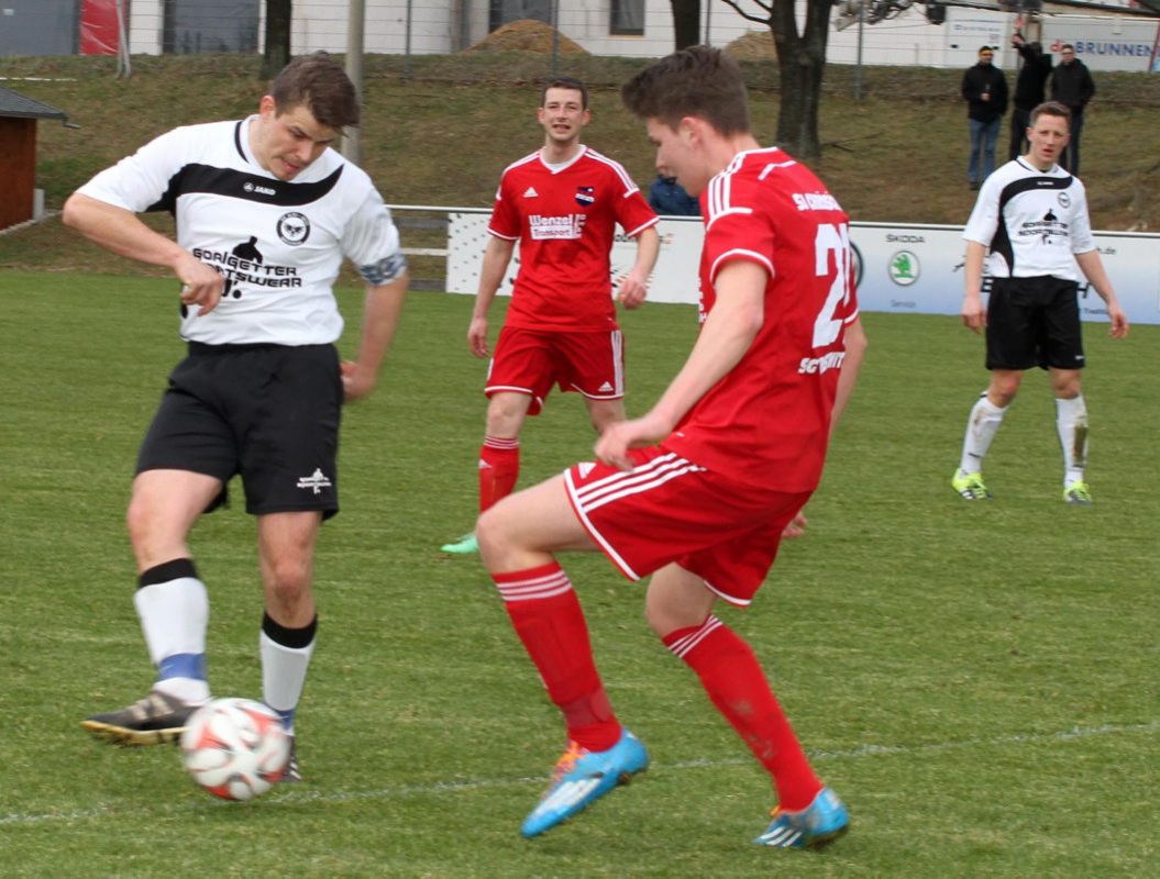 Wittichenaus Kapitän Benjamin Pohl (in Weiß) schirmt den Ball ab. Foto: Werner Müller