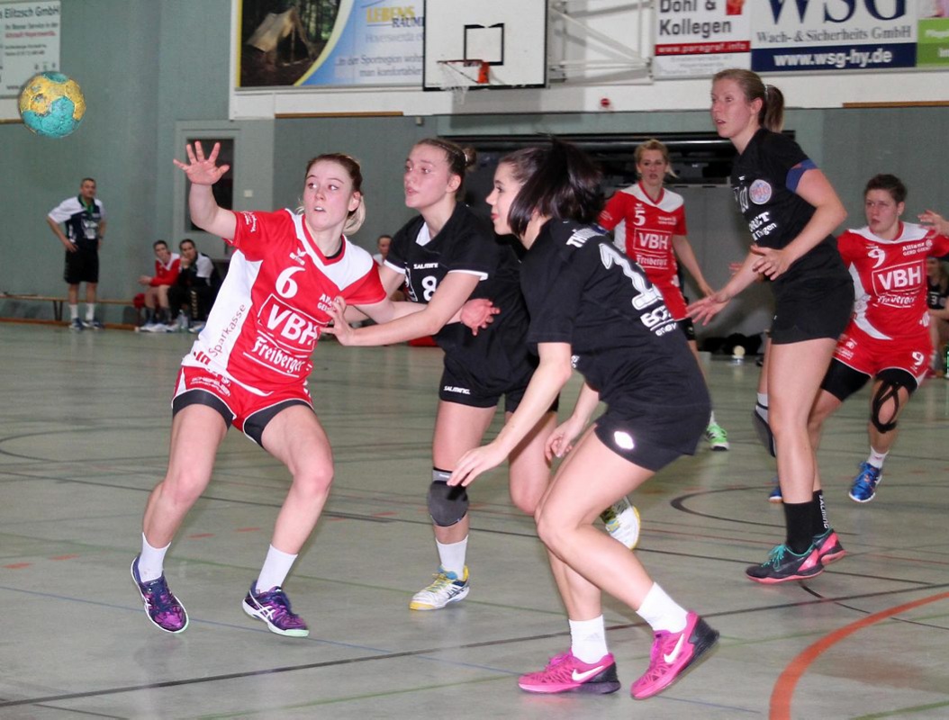 Carolin Uhlmann (in Rot / 6) verspringt hier ein Ball gegen den Thüringer HC II. Foto: Werner Müller