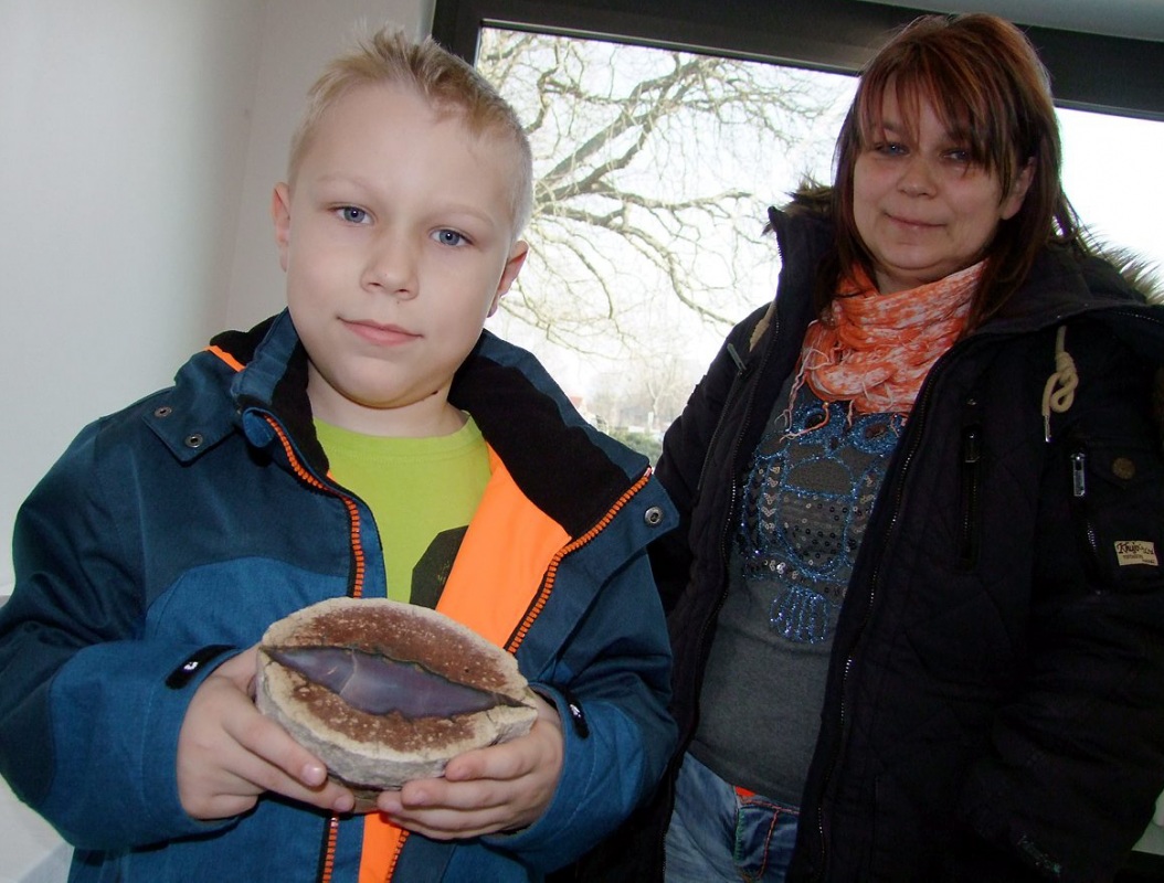 Tom-Luca mit einem Achat aus St. Egidien. Der „Stein im Stein“ gefällt auch Mutter Annett Mäthig.   Foto: Rainer Könen