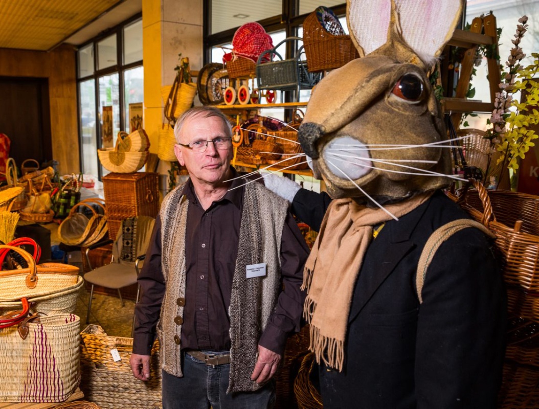 Beim Ostermarkt 2015 in der Hoyerswerdaer Lausitzhalle hatte Korbmachermeister Detlef Gedrange aus Pirna-Graupa einen guten Kunden: den Osterhasen selbst. Foto: Gernot Menzel