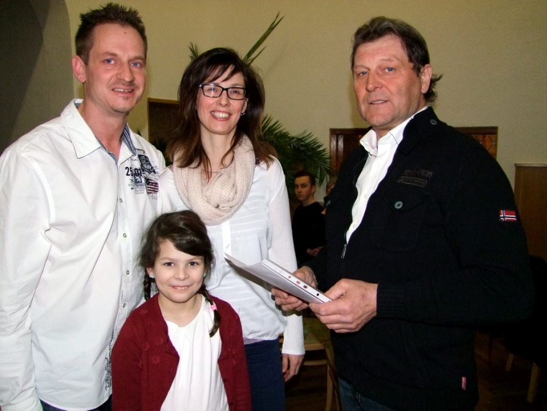 Axel Förster, Laurien und Silvana Werner sind Neubürger von Bröthen-Michalken. Rechts Ortsvorsteher Lothar Kujasch. Foto: Rainer Könen