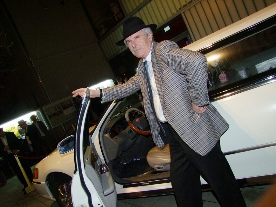 Hans Kettner an der Stretchlimousine. Sowas gehört zu einer Filmpremiere. Foto: Rainer Könen