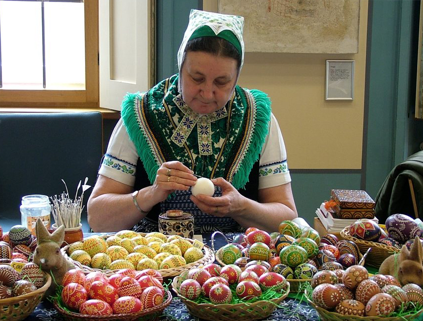 Petra Nakoinz bei der Ostereierbörse im Spremberger Schloss. Foto: Uwe Jordan