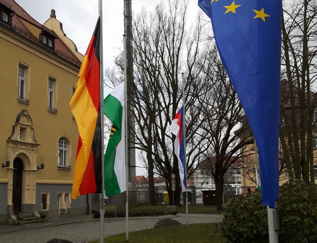 Halbmast vorm Rathaus