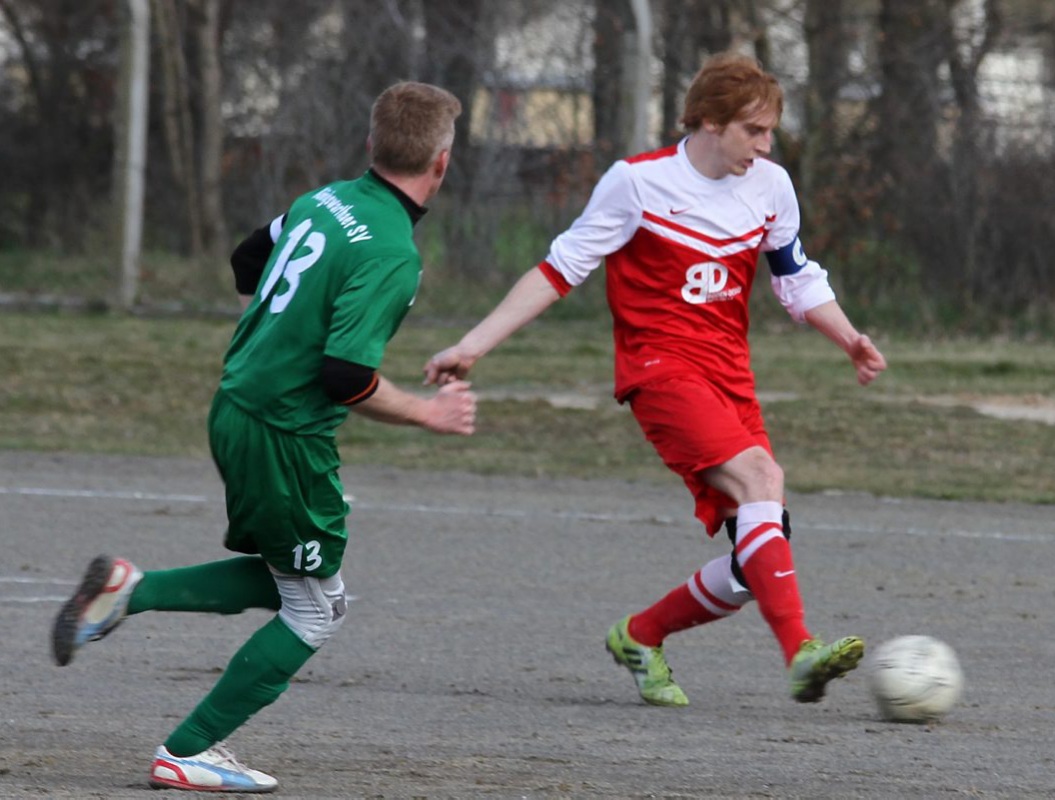 Christopher Heinze (in Rot) erzielte in der 54. Minute den Hoyerswerdaer Ausgleich. Foto: Werner Müller