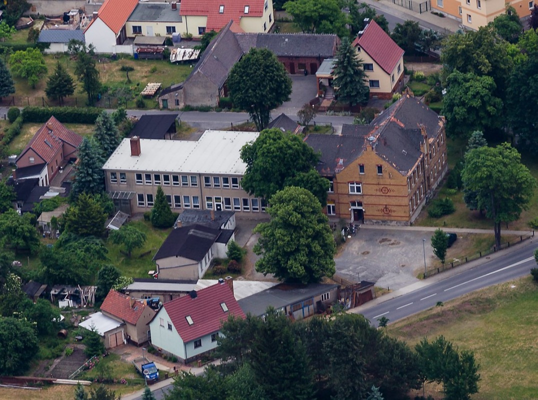 Schule steht zum Verkauf