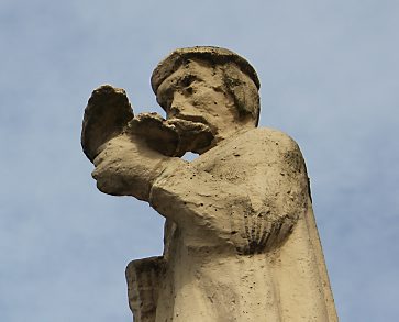 Als Sandsteinfigur schaut Krabat auf den Wittichenauer Marktplatz. Foto: Hagen Linke