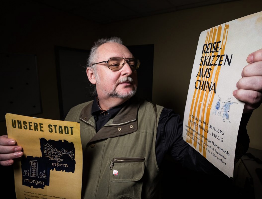 Uwe Jordan, der Referent des Abends, mit zwei der besprochen werdenden Plakate. Foto: Gernot Menzel