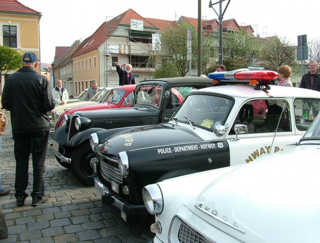 Fahrzeugparade am Schwarzen Markt von Hoyerswerda. Foto: Uwe Jordan