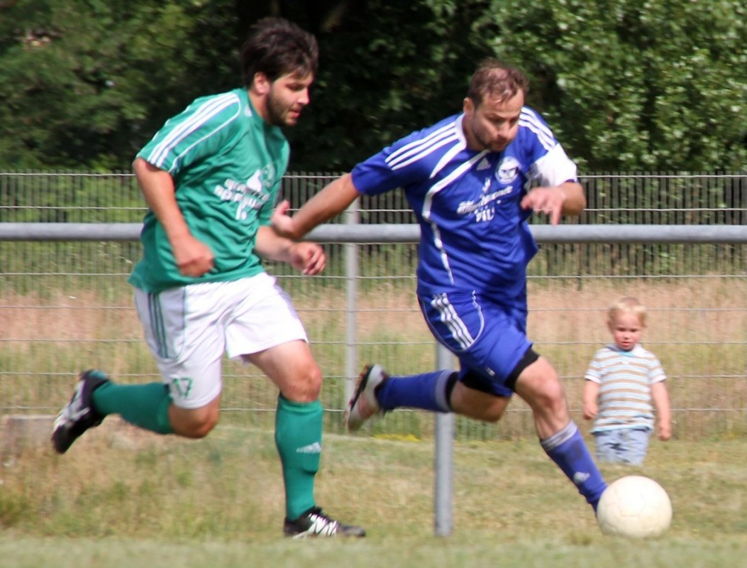 Tom Tschierske (links / in Grün) gelang der Goldenen Treffer der Zeißiger gegen Wittichenau. Foto: Werner Müller