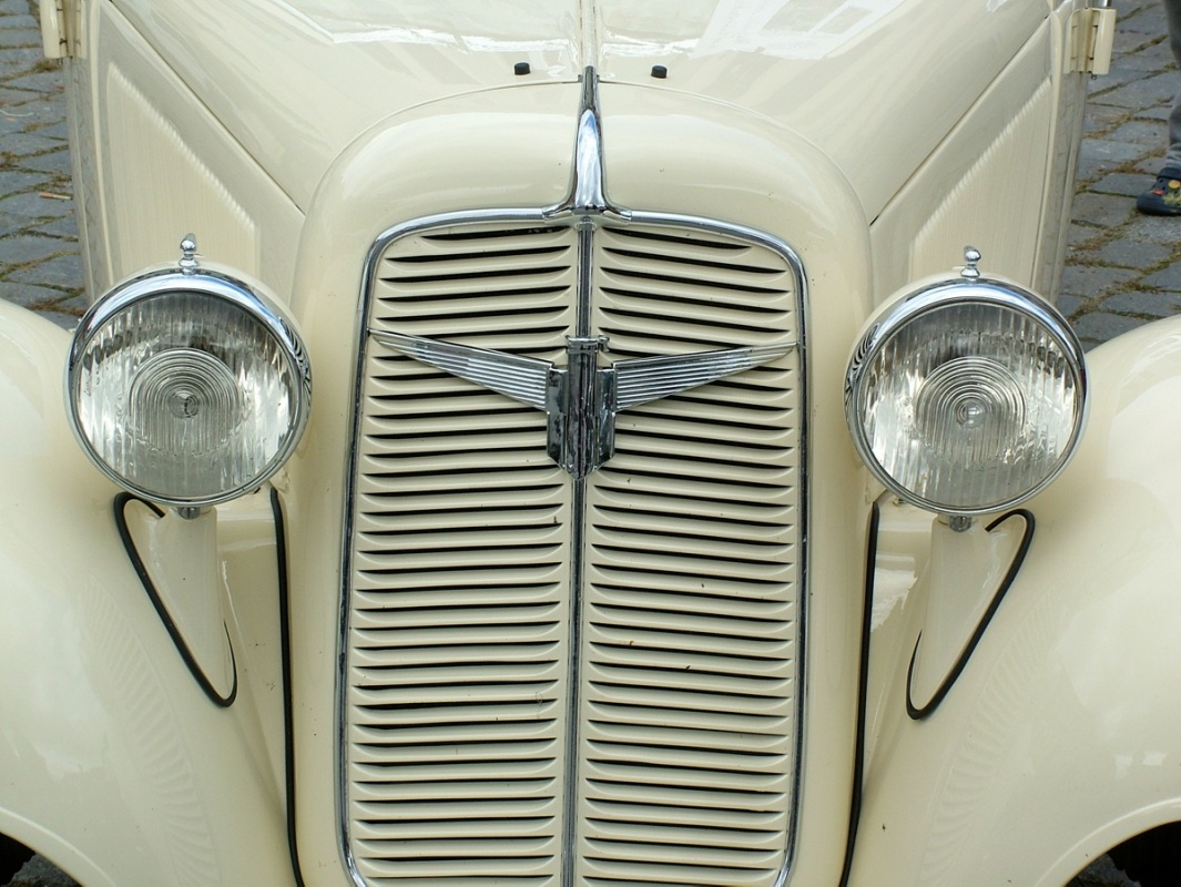 Markantes Gesicht: Adler. Vier solcher Fahrzeuge nehmen an der Rallye teil. Foto: Uwe Jordan