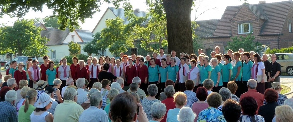 Jubiläumssingen unter der Eiche