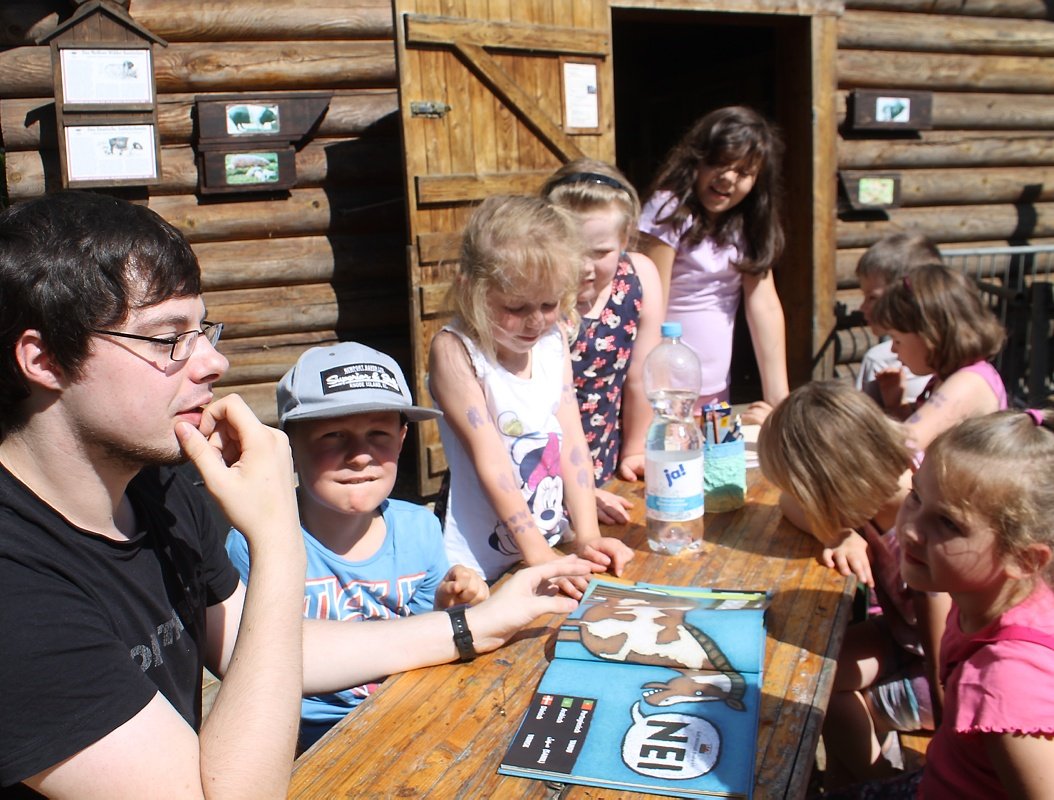 Außen-Programm: Andy Kroll betreute eine Station bei der Rallye auf der Kinder- und Jugendfarm. Der angehende Bibliothekar hatte dabei viel Spaß. Und die Kinder auch. Foto: Silke Richter