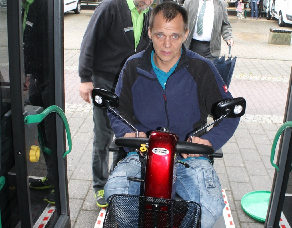 Mit Gehhilfe sicher in den Bus