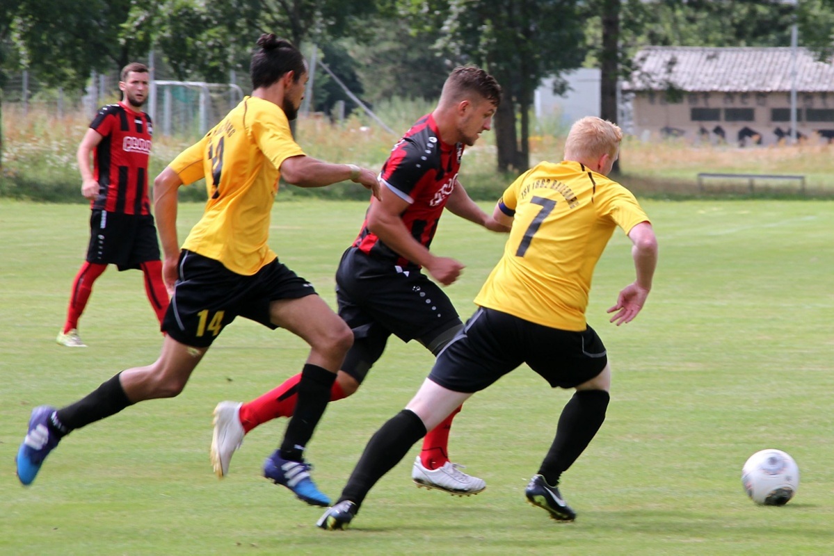 Franz Rösner (2.v.r.) erzielte beide Bergener Treffer im Testspiel gegen Radeburg. Foto: Werner Müller