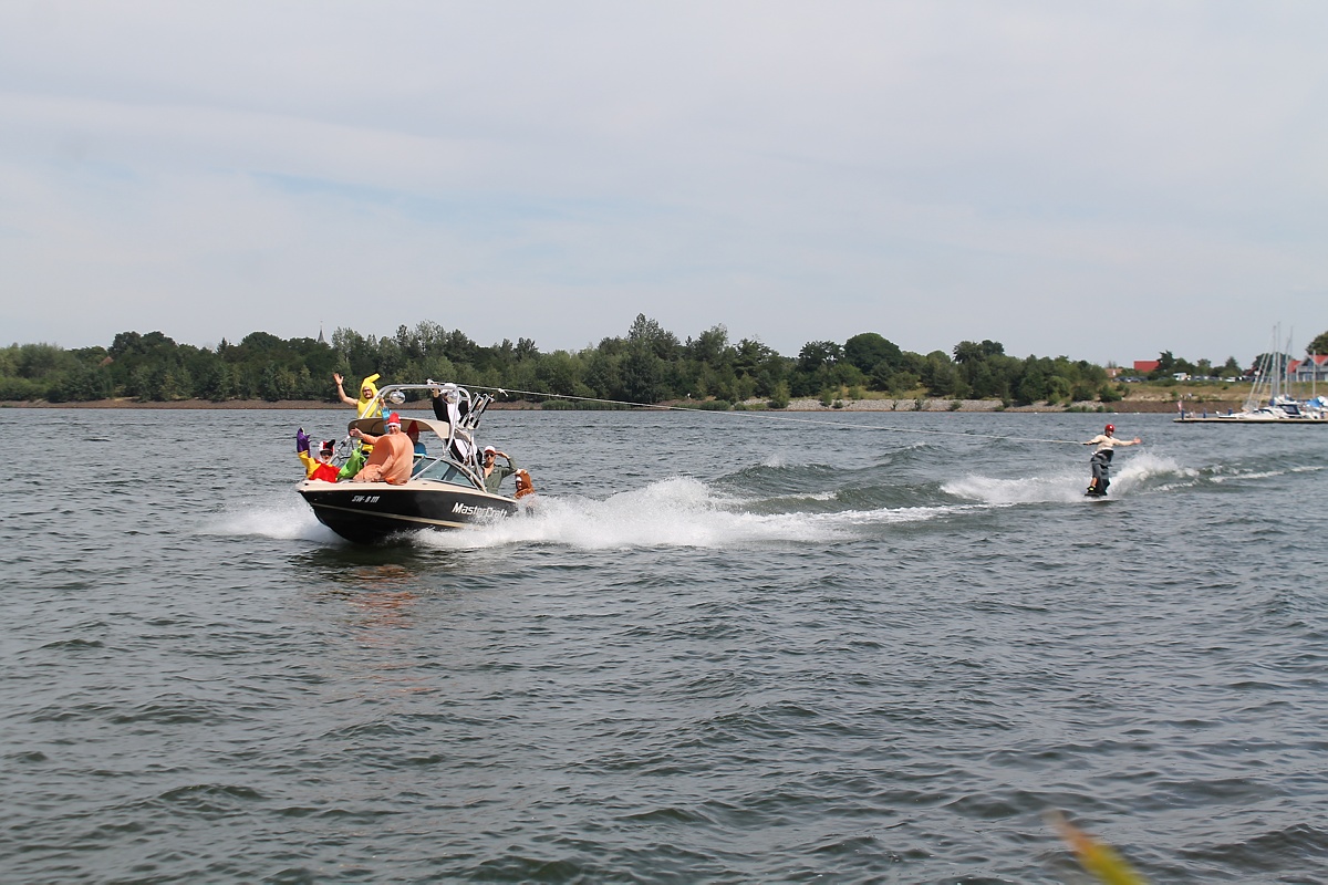 Kostümiert über den See