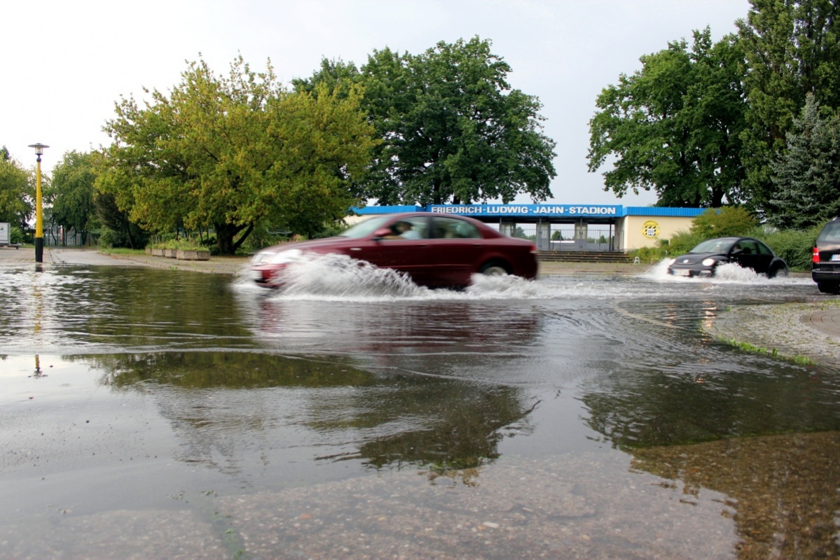 Es regnet im Sommer hin und wieder so heftig, dass das Wasser nicht abfließen kann, so wie hier vor geraumer Zeit in der Herrmannstraße. Foto: Archiv/Linke