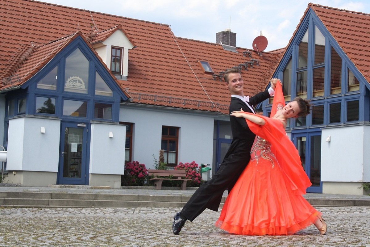 Franziska Kowohl und Paul Noack vor dem Bürgerhaus Bröthen. Foto: Mandy Fürst