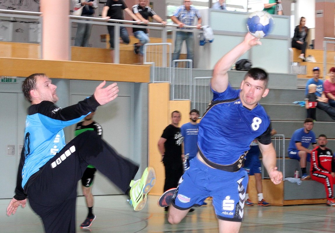 Vorrundenspiel LHV Hoyerswerda gegen den HC Spreewald: Hoyerswerdas Torwart Henry Schacht hält. Foto: Werner Müller