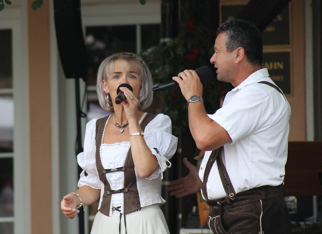 Duo beim Dorffest