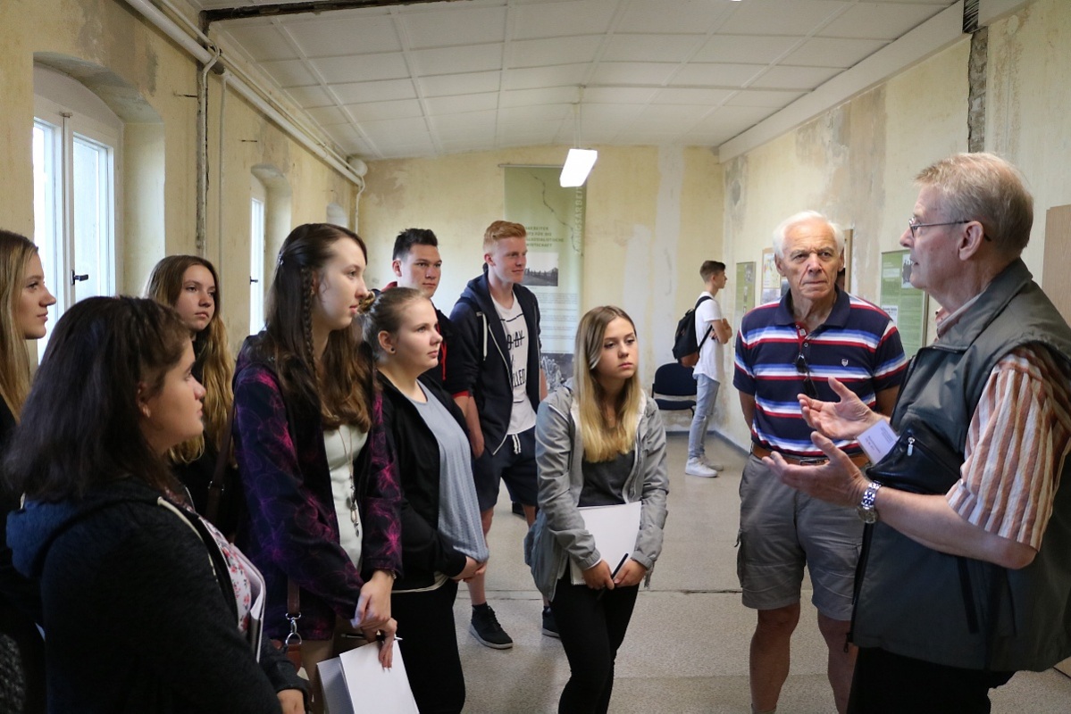 In der Museumsbaracke des Lagers Elsterhorst kamen die Gymnasiasten mit Zeitzeugen ins Gespräch. Foto: Mandy Fürst