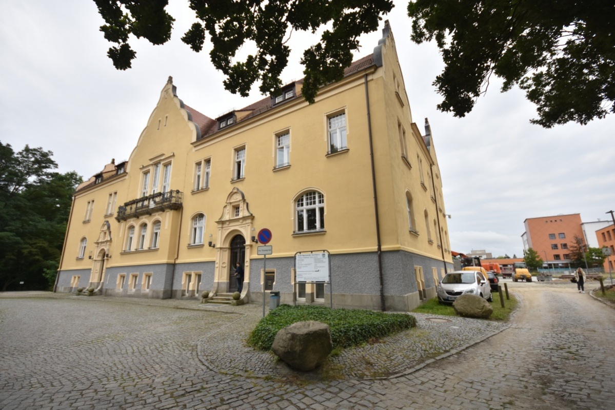 Neben dem Neuen Rathaus wird die Zufahrt zum Parkplatz sein. Foto: Uwe Schulz