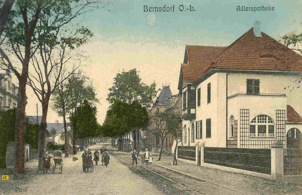 Diese alte Ansichtskarte zeigt die Hauptstraße in Bernsdorf, die heutige Thälmann- und Dresdener Straße. Foto: Sammlung AG Stadtgeschichte