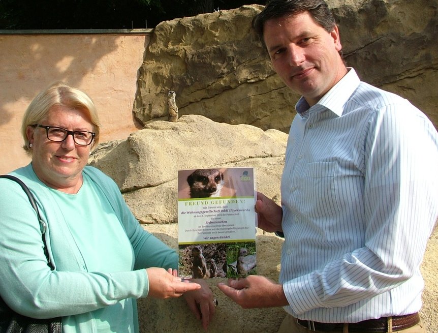 WH-Geschäftsführerin Margitta Faßl erhielt die Patenschafts-Urkunde von Zoo-Direktor Eugène Bruins. Hinten verfolgt Erdmännchen-Vater Hanno die Szene. Foto: Uwe Jordan