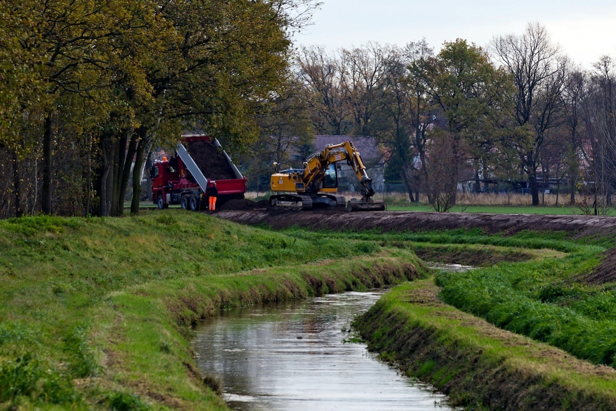 Der Schwarzwasserdeich ist auf einer Seite schon saniert worden. Jetzt ist die andere Seite dran. Foto: Archiv