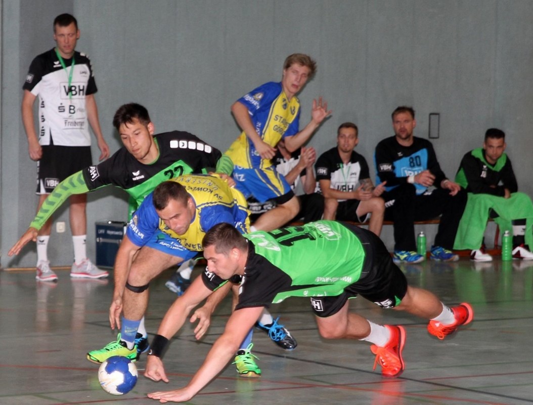 Hoyerswerdas Michal Naimann hechtet nach dem Ball. Ihm glückte der Siegtreffer. Foto: Werner Müller