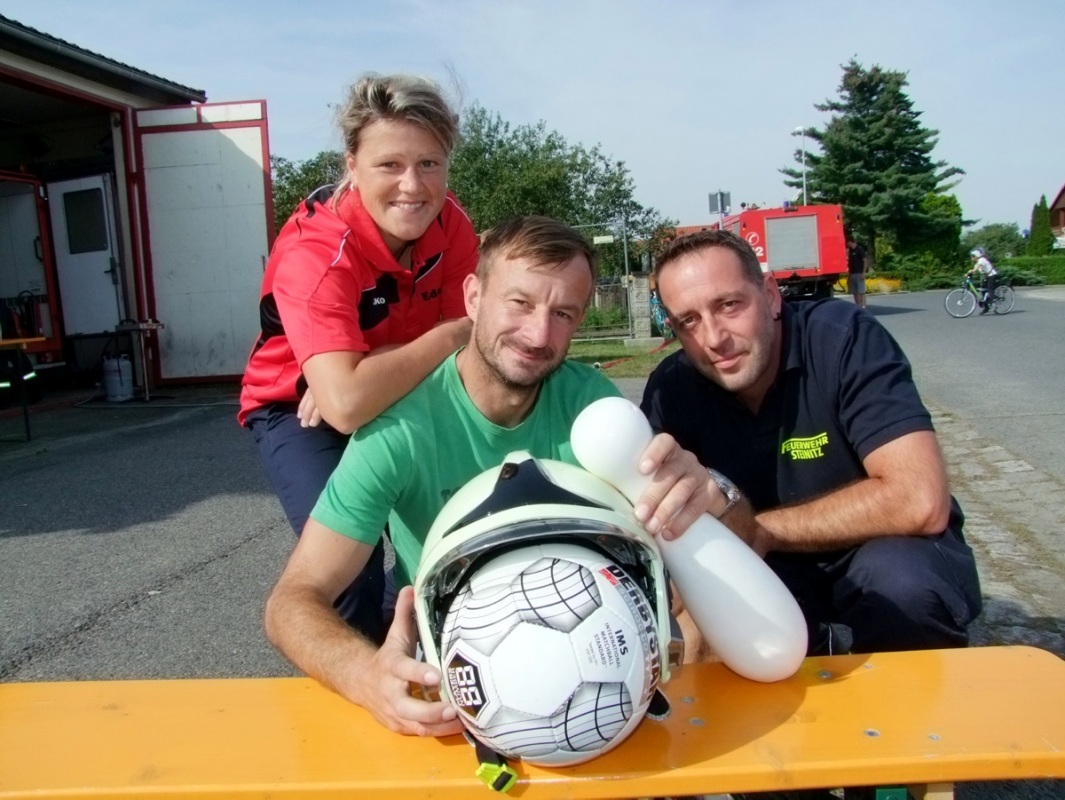 Steffi Bartuschk von den Keglern, Steffen Jank von den Fußballern und Heiko Diesing von der Feuerwehr vor dem gemeinsamen Vereinsfest.  Foto: Rainer Könen