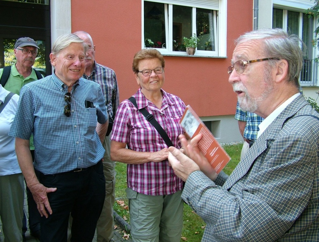 Der Oldenburger Hans-Martin Schutte (links) und Kunstvereins-Vorsitzender Martin Schmidt im angeregten Gespräch. Foto: Uwe Jordan