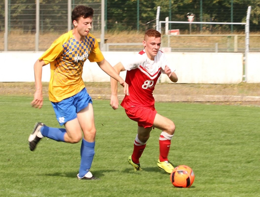 Hoyerswerda (in Rot) war nicht nur in dieser Szene den Großröhrsdorfern mehr als eine Nasenlänge voraus. Foto: Werner Müller