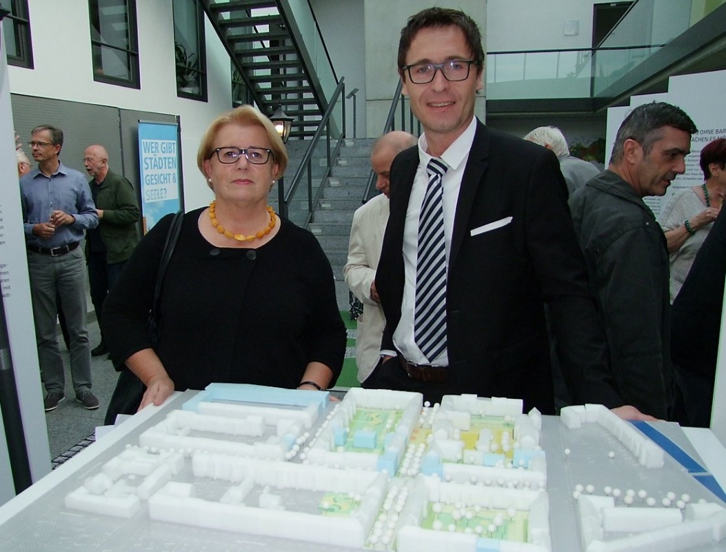 Margitta Faßl, Geschäftsführerin der Wohnungsgesellschaft Hoyerswerda mbH, und Dr. Thomas Heese, Referent Marketing, Kommunikation und Bildung (vdw Sachsen), bei der Ausstellungs-Eröffnung. Foto: Rainer Könen