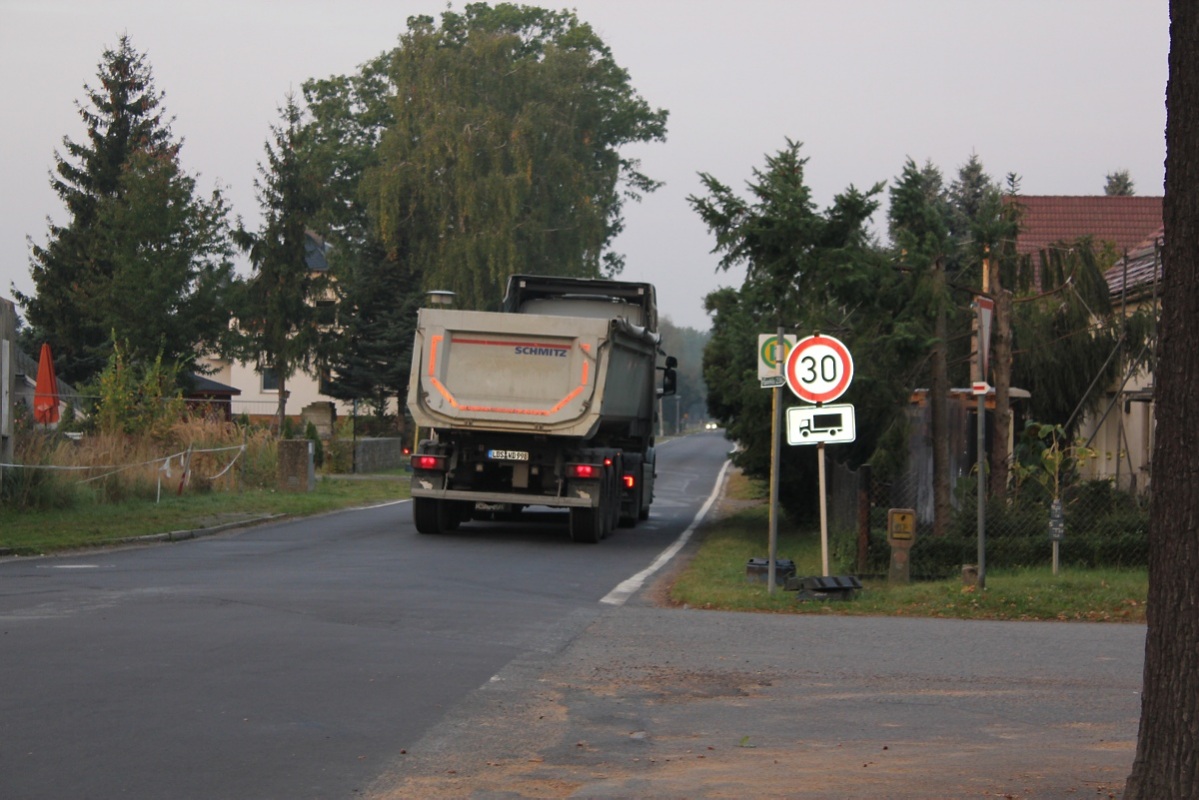 Zwischen der Kreisstraße und den Wohnhäusern fehlt ein Gehweg. Oft ist es sehr eng. Foto: Hagen Linke