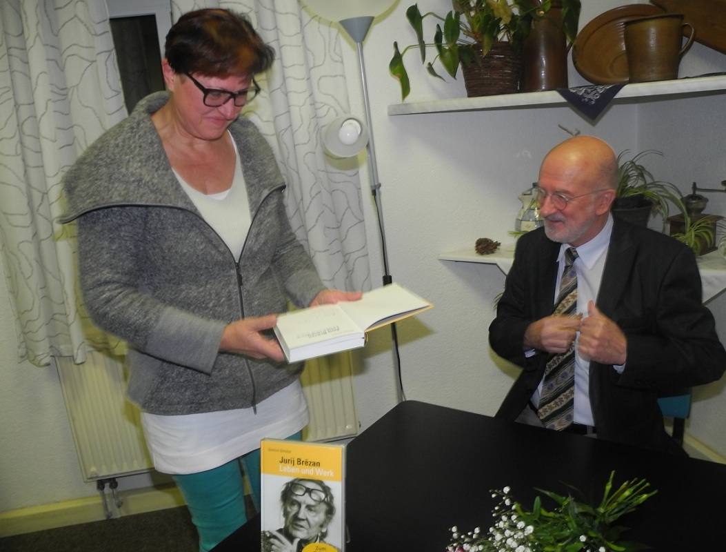 Prof. Dr. Dietrich Scholze signierte sein Werk. Foto: Andreas Kirschke