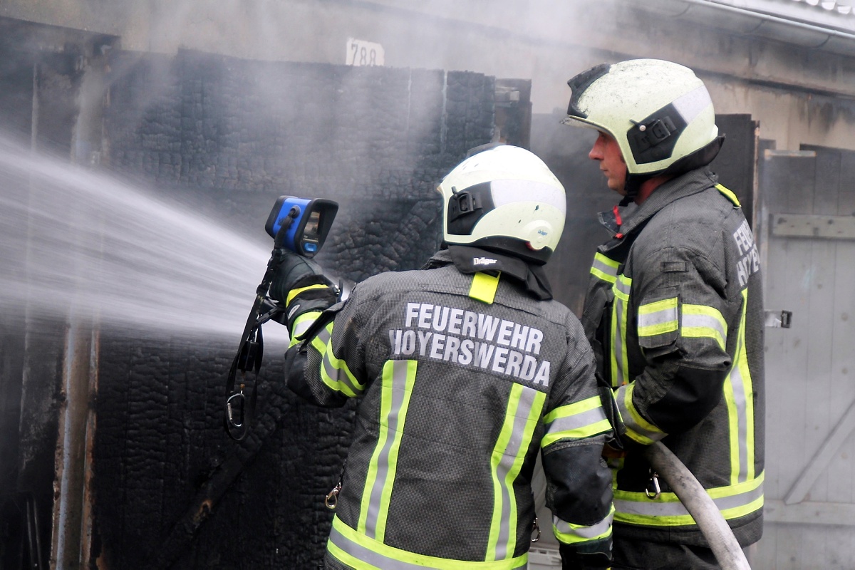Bei den Löscharbeiten kam auch eine Wärmebildkamera zum Einsatz. Foto: HoyFoto