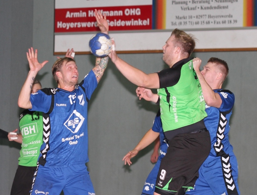 Hoyerswerdas Christian Herzer (in Grün) behauptet hier den Ball gegen Ivo Doberenz (15 / in Blau) von der HSG Neudorf/Döbeln. Aber was half’s? Foto: Werner Müller