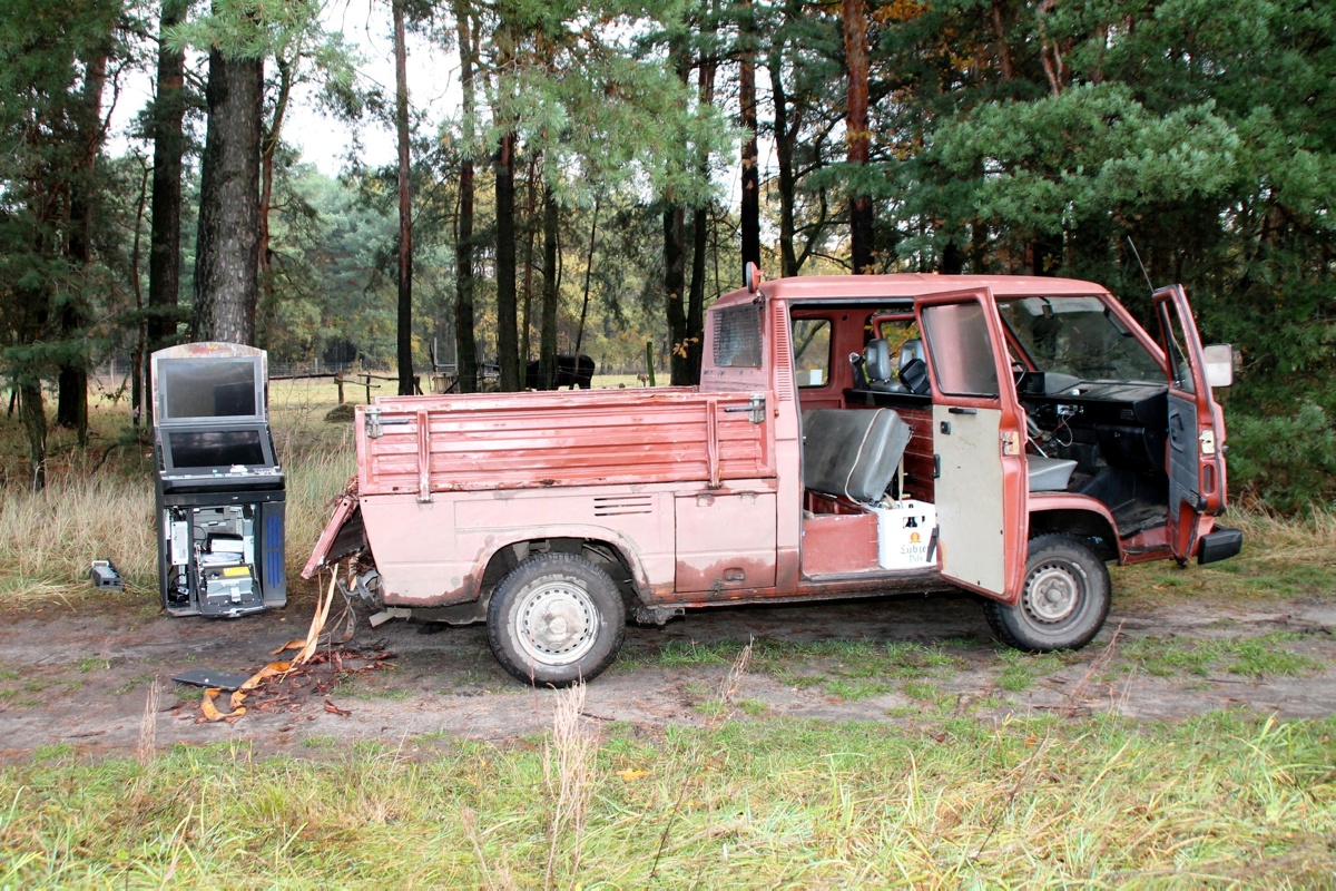 Der VW-Transporter und der Automat in einem Wäldchen unweit des Tatortes. Foto: HoyFoto