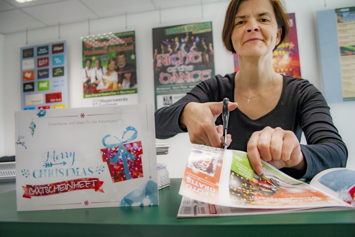 Die Gutscheinhefte gibt es ab Montag auch im SZ-Treffpunkt im Lausitz-Center. Foto: Susann Möller