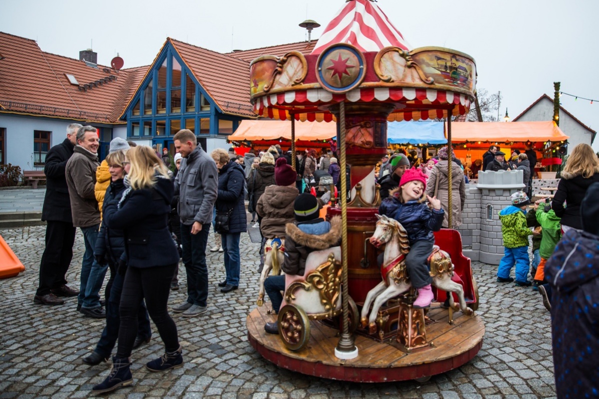 Das kleine Kinder-Karussell ist wirklich zeitlos und sorgte am Samstag für Spaß am Bürgerhaus in Bröthen-Michalken. Foto: Menzel.