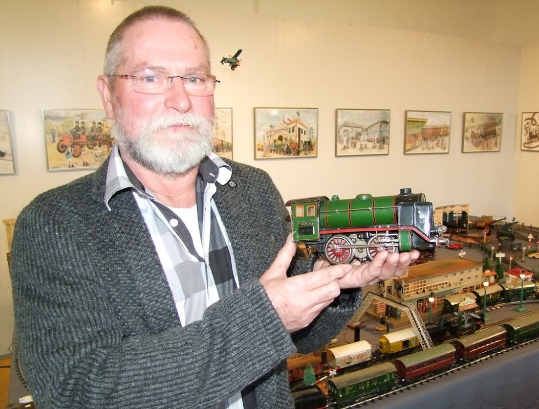 Hagen Lotzwig zeigt hier eine der historischen Märklin-Loks aus seiner Sammlung. Foto: Rainer Könen