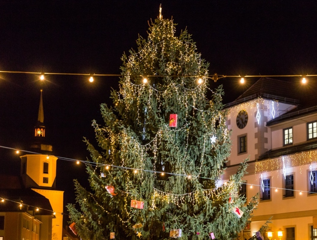 Der Hoyerswerdaer Altstadtkern ist festlich geschmückt, der Weihnachtsbaum ist dieses Jahr besonders schön. Und über allem strahlt der Herrnhuter Stern in der Johanneskirche – stimmungsvolle Kulisse des Lebendigen Adventskalenders 2016. Foto: Gernot Menze