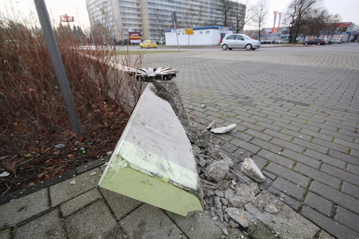 Auto kracht in Beton-Sockel