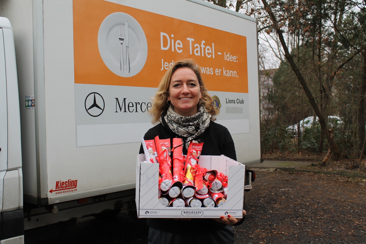 Caren Lay brachte kleine Geschenke für die Tafel-Kunden mit. Foto: Silke Richter