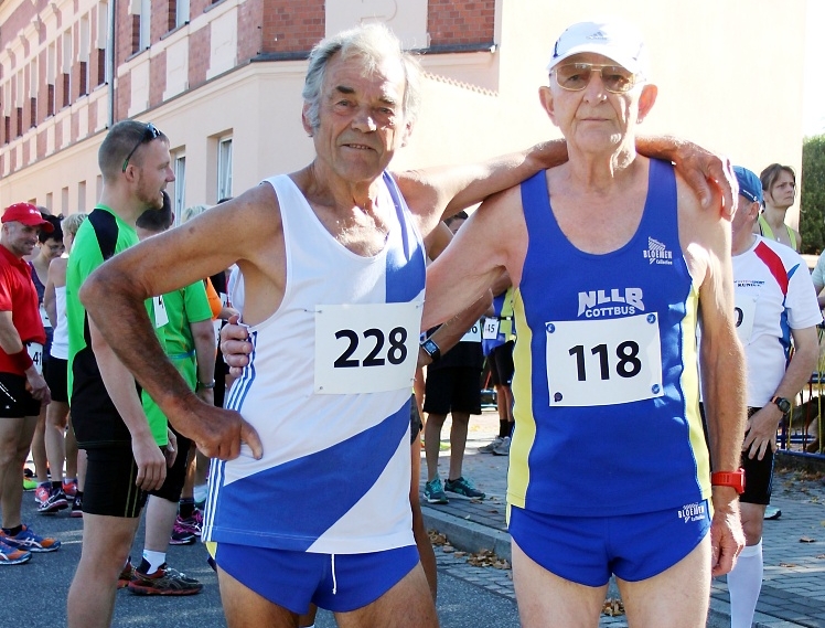 Horst Linke (links) und Karl-Heinz Noack werden nächste Saison im Niederlausitzcup direkte Konkurrenten der der Altersklasse M 85. Foto: Manfred Grüneberg