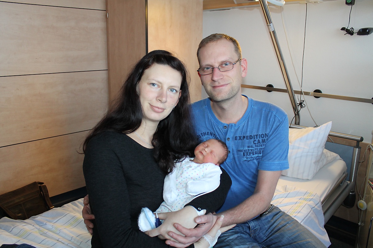 Heike Vetter und Chris Noack sind froh und glücklich darüber, ihren Sohn gesund in den Armen halten zu können.  Foto: Silke Richter