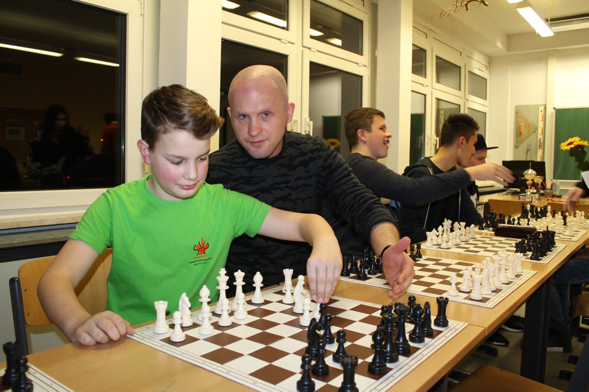 Mika Hassemeier spielt bereits seit der ersten Klasse sehr erfolgreich Schach. Im Leon-Foucault-Gymnasium Hoyerswerda kann der Zwölfjährige, hier mit Dozent Andreas Wolf, seine Leidenschaft bei der Begabtenförderung intensiver ausleben. Foto: Richter